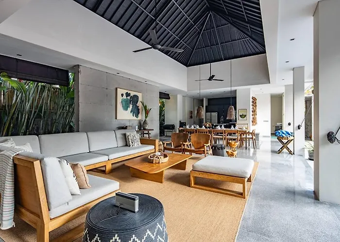 4 Bed, Sleep Up To 10, Butler, Cinema Villa